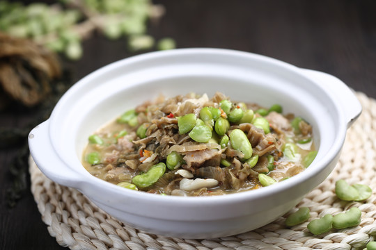 盐菜心子煮蚕豆