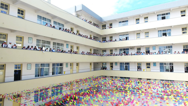 爬满学生的教学楼