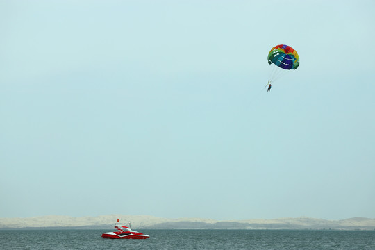 海上快艇滑翔伞