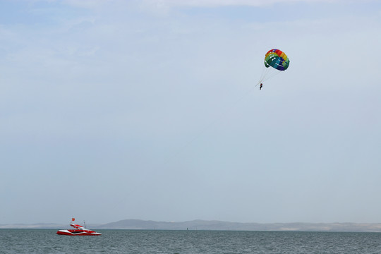 水上运动快艇滑翔伞