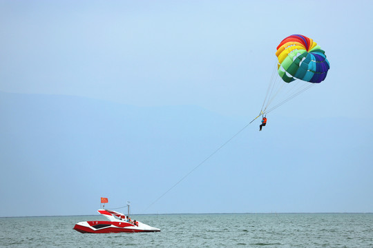 水上运动快艇滑翔伞