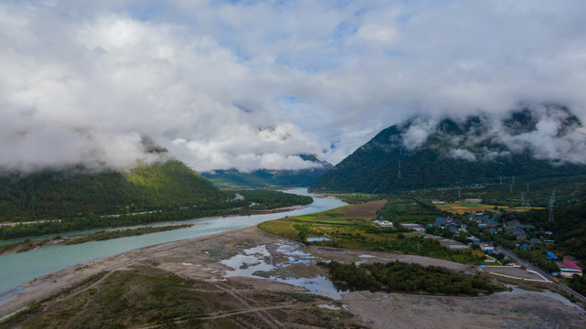 川藏林芝航拍湖泊风景