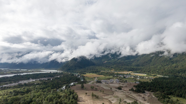 林芝林拉公路高山白云风景