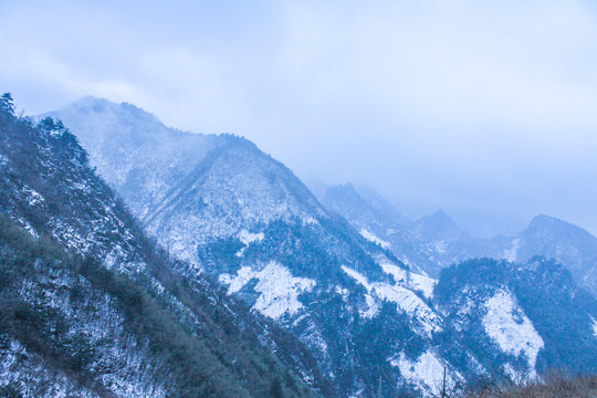 冬天光秃秃的山