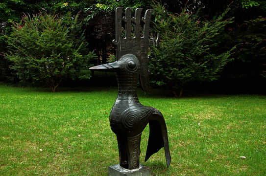三星堆遗址铜鸟雕塑