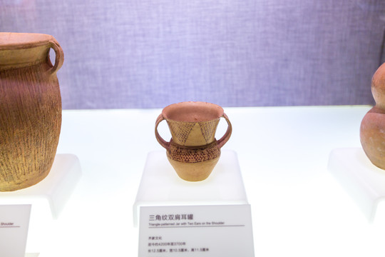 中国农业博物馆三角纹双肩耳罐