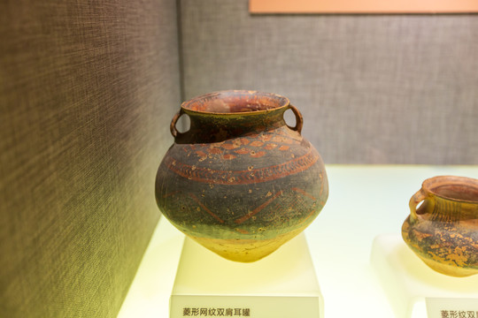中国农业博物馆菱形网纹双肩耳罐