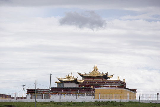 草原上的藏传佛教寺庙