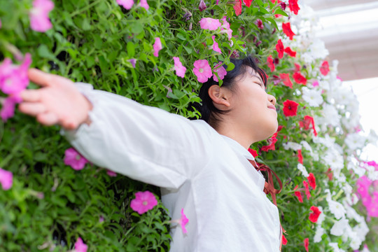 花丛中的女孩