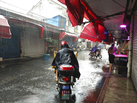 暴雨天钱圩街景