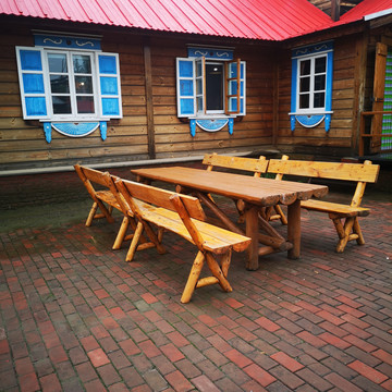 户外木制长凳和桌子