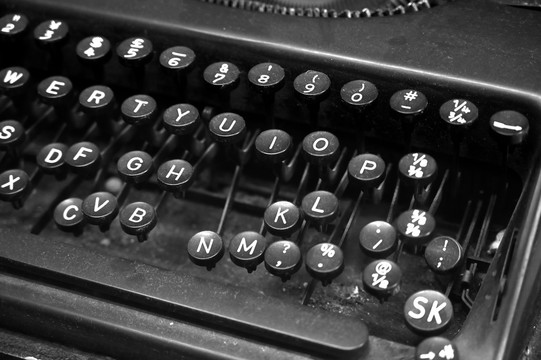 古董英文打字机键盘特写