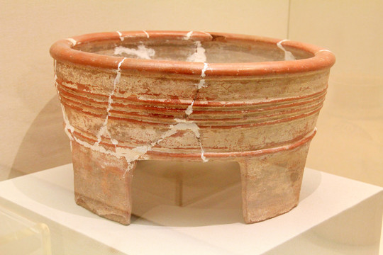 红陶瓦足盆5000年前