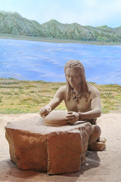 原始人制陶雕像