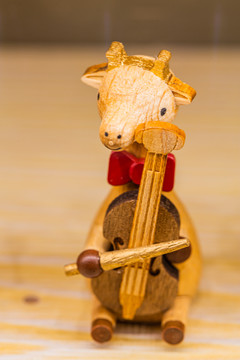 拉大提琴的长颈鹿