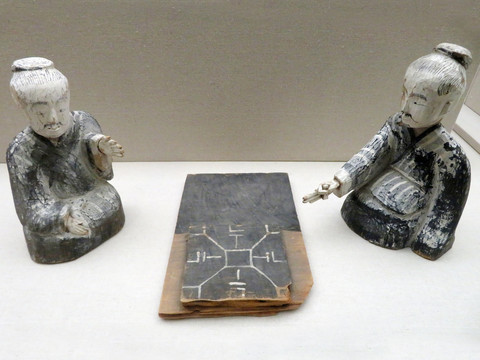汉代彩绘木雕博戏俑