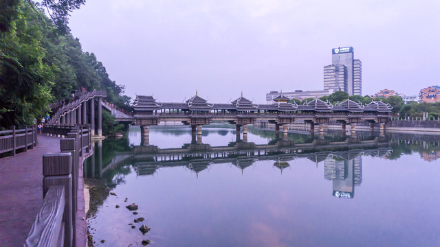 湖畔风雨桥晚景