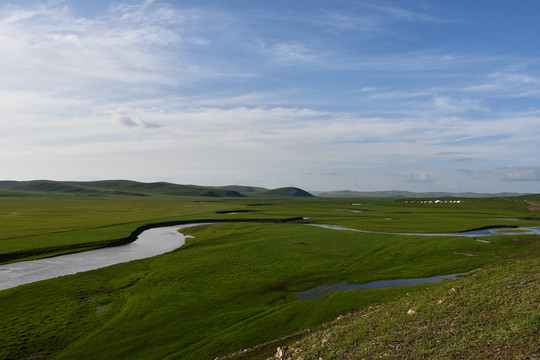 草原河流