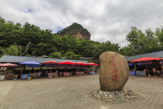 中国甘肃省天水市麦积山石窟风光