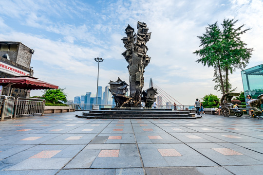 重庆渝中区洪崖洞雕塑记忆山城