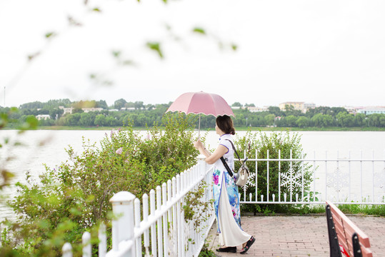 打雨伞的女人