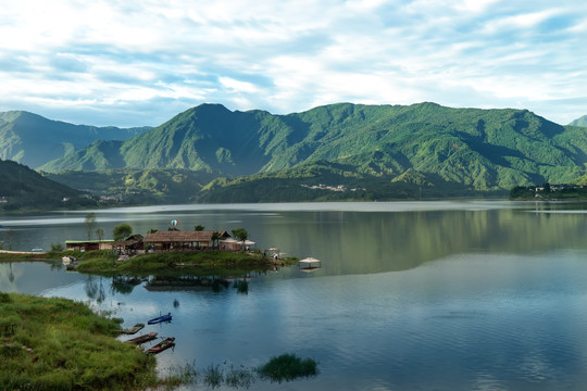 瓦屋山雅女湖渡船