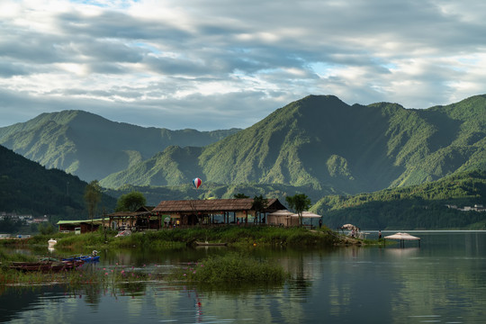 瓦屋山雅女湖渡船