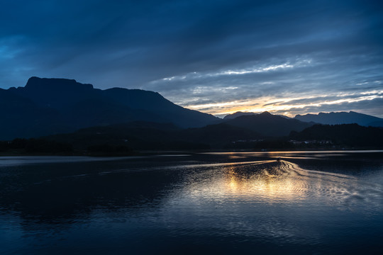 瓦屋山雅女湖夕阳渡船蓝色夜空