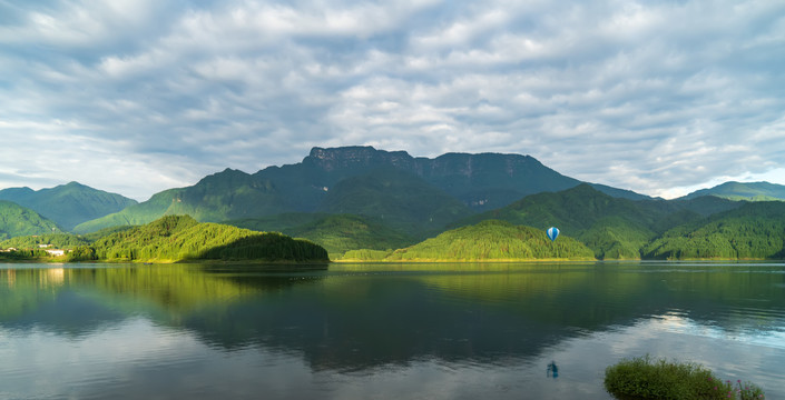 瓦屋山雅女湖倒影