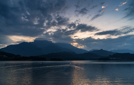 瓦屋山雅女湖渡船晚霞