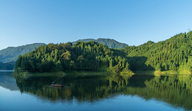 湖面渔船青山绿水