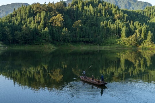 青山绿水渔船平静湖面倒影