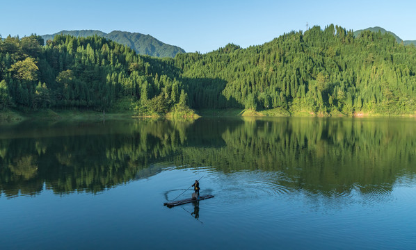 青山绿水渔船平静湖面倒影