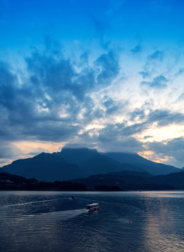 瓦屋山雅女湖火烧云夜景