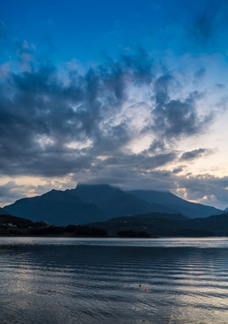 瓦屋山雅女湖火烧云夜景竖幅