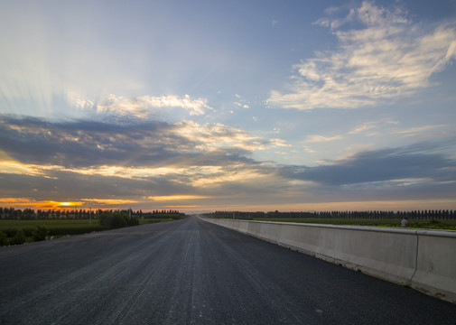 傍晚高速公路工地