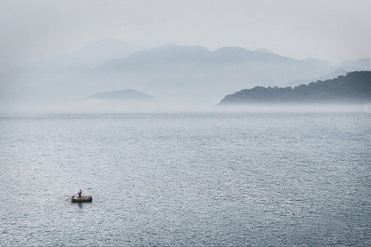 水墨远山大海小舟