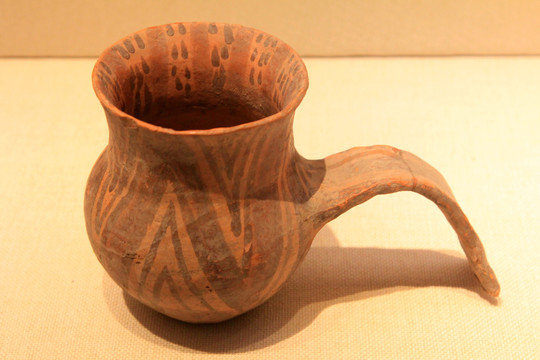 曲柄彩陶杯4000年前