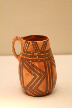 彩陶筒状杯4000年前