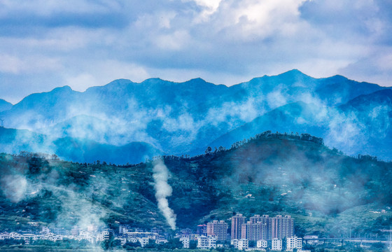 高山雾景