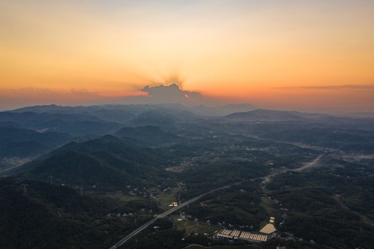 晚霞群山全景