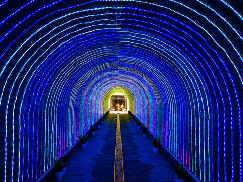 蓝色霓虹灯隧道