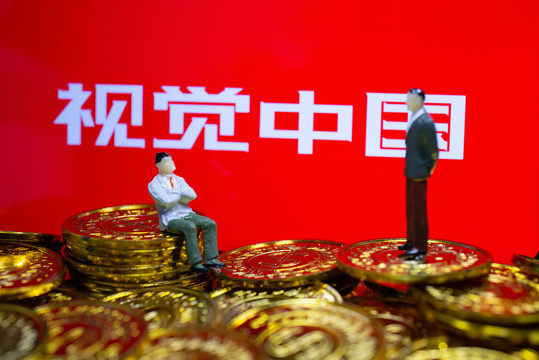 视觉中国背景下的金币和人