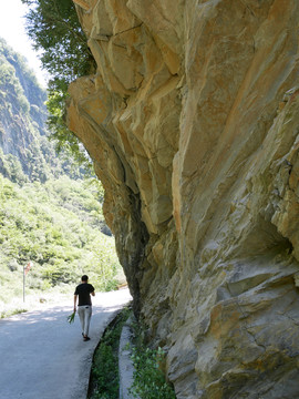 陡崖公路