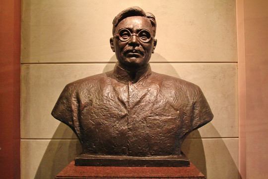 林柏渠雕像