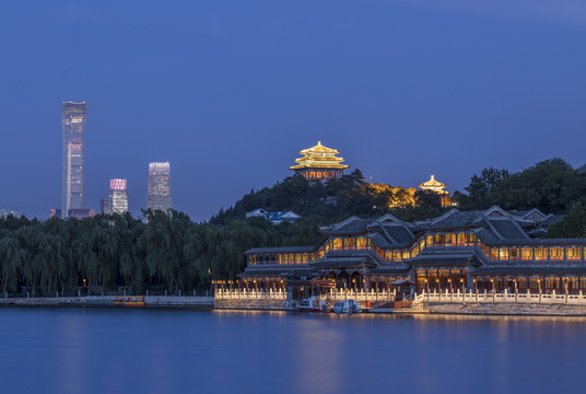 北京北海公园夏季夜景