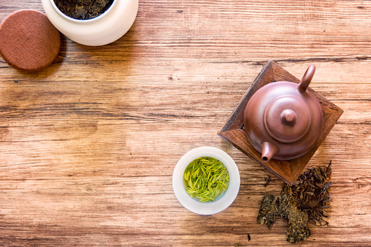 茶具茶叶放在原木质感的桌面上