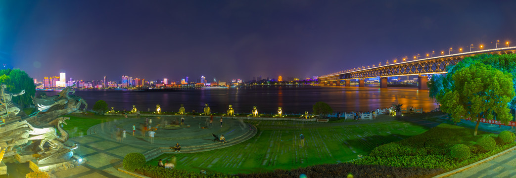 武汉夏日城市天际线夜景风光