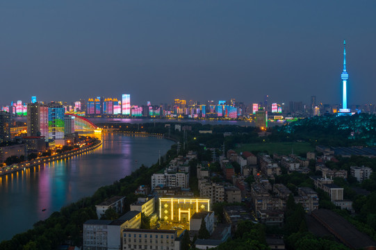 武汉夏日城市天际线夜景风光