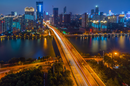 武汉夏日城市天际线夜景风光